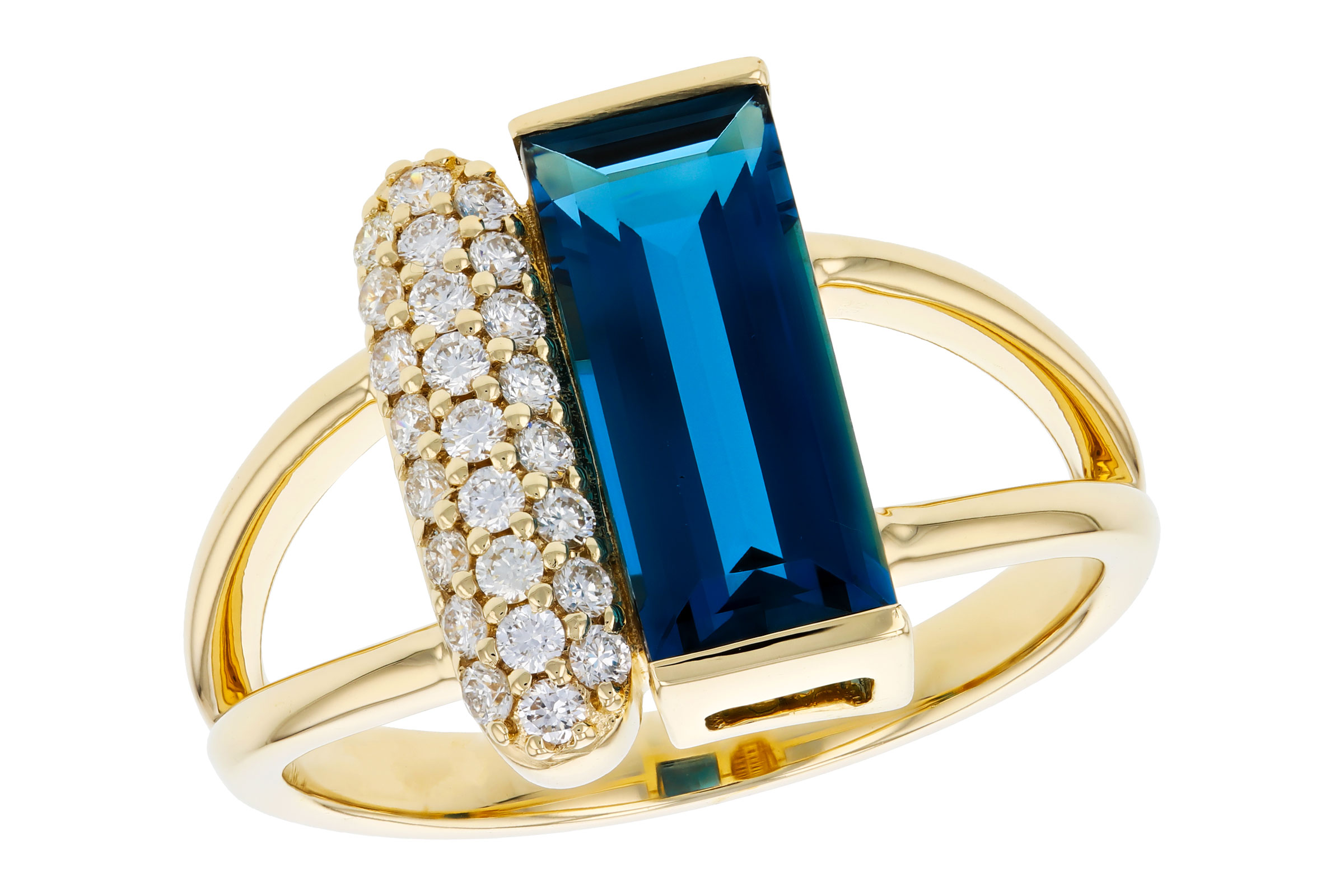 G330-65749: LDS RG 2.67 LONDON BLUE TOPAZ 2.92 TGW (12x5MM BT)